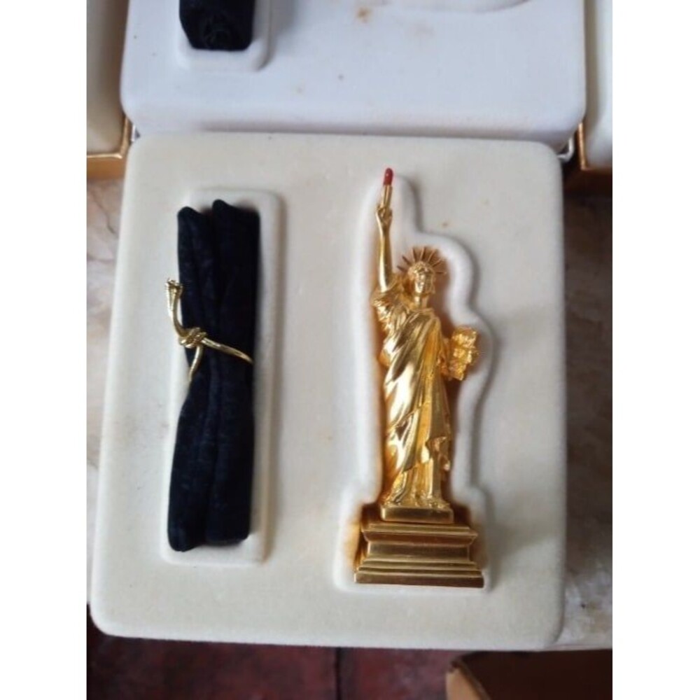 Vintage Estee Lauder Collectible Perfume Compacts - Picture 7 of 12